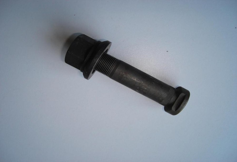 WHEEL HUB BOLT 002477764 FOR IVECO
